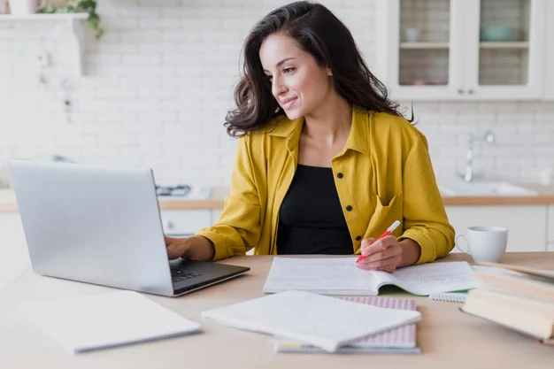 medium-shot-woman-studying-with-laptop_23-2148294000